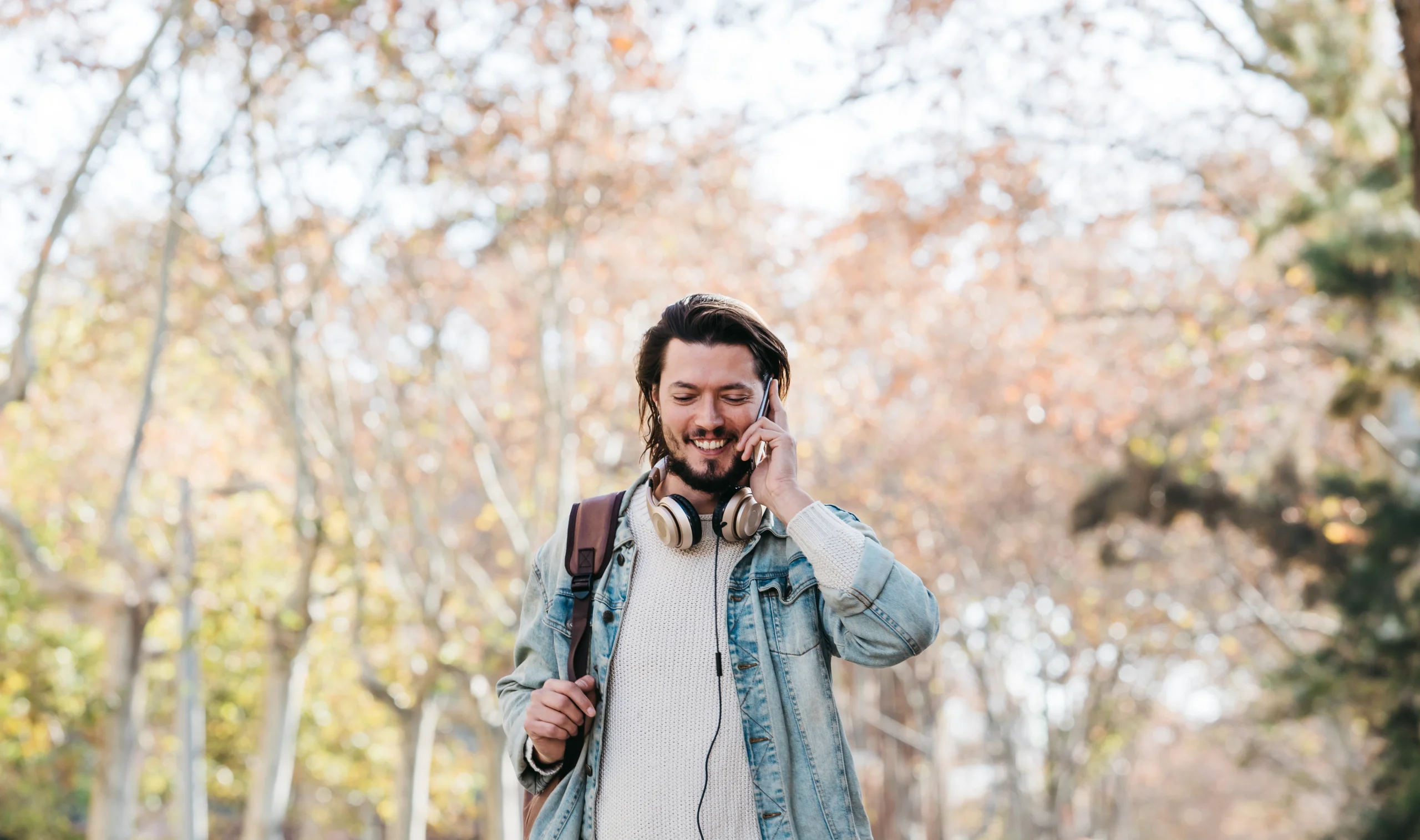 Viajero solitario explorando con nuestra agencia de viajes internacionales